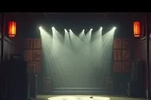 高清剧集在线播放主推画面，夜间码头灯光明暗交错