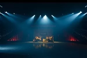 《十二楼的风》剧集封面，高层写字楼外的黄昏天际线