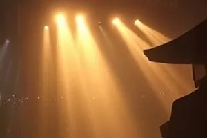 《琴键上的夏天》剧集封面，琴房窗户外的梧桐树影